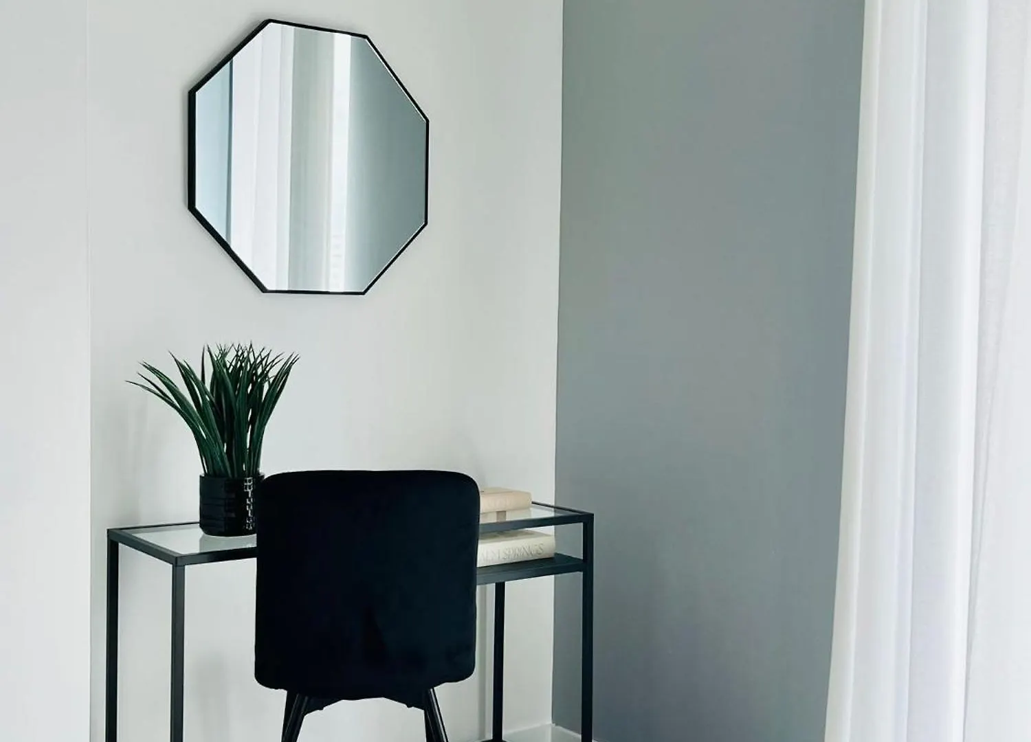 Serene Island Haven - Spacious, Scenic & Well-Located London Apartment