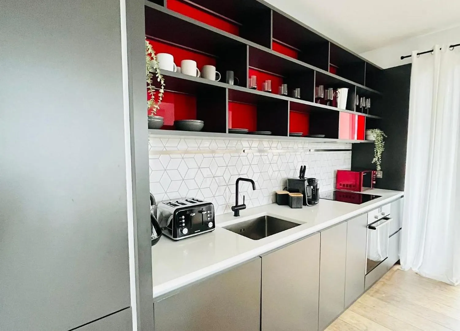 Serene Island Haven - Spacious, Scenic & Well-Located London