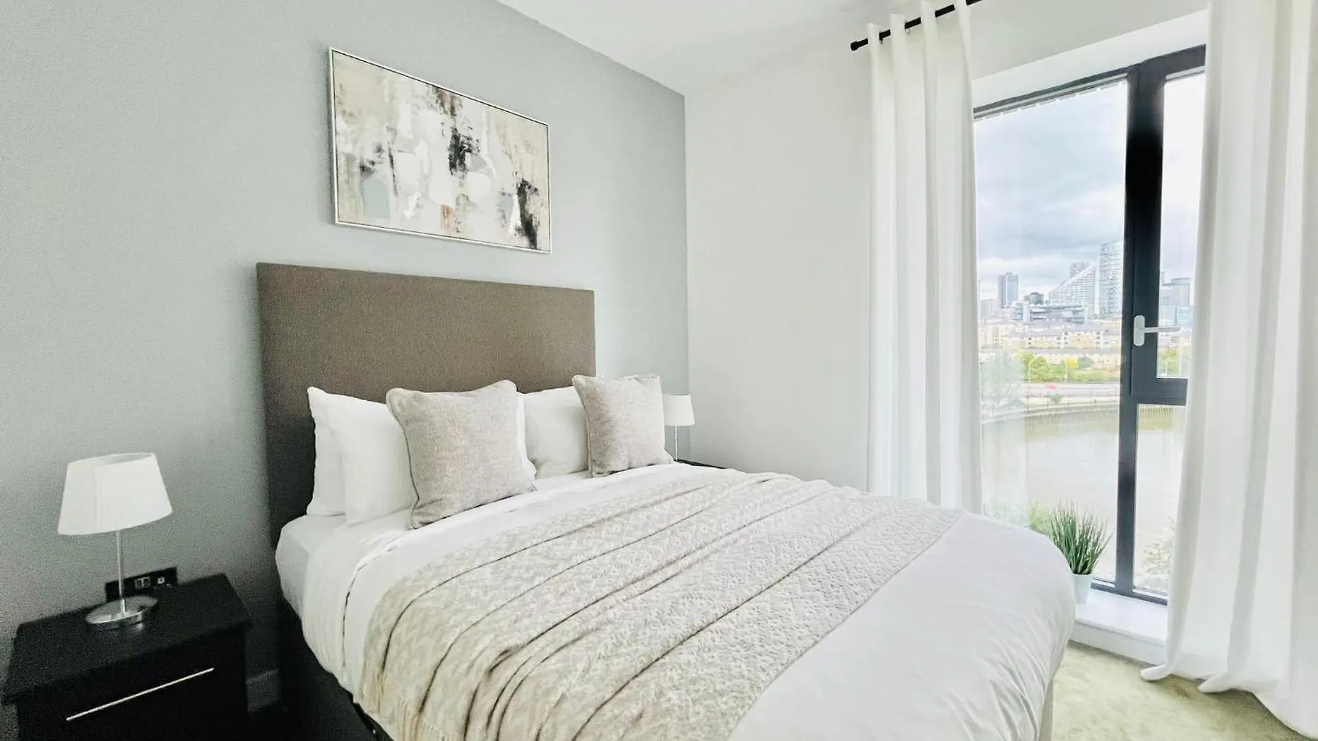 Serene Island Haven - Spacious, Scenic & Well-Located London 0*,  United Kingdom