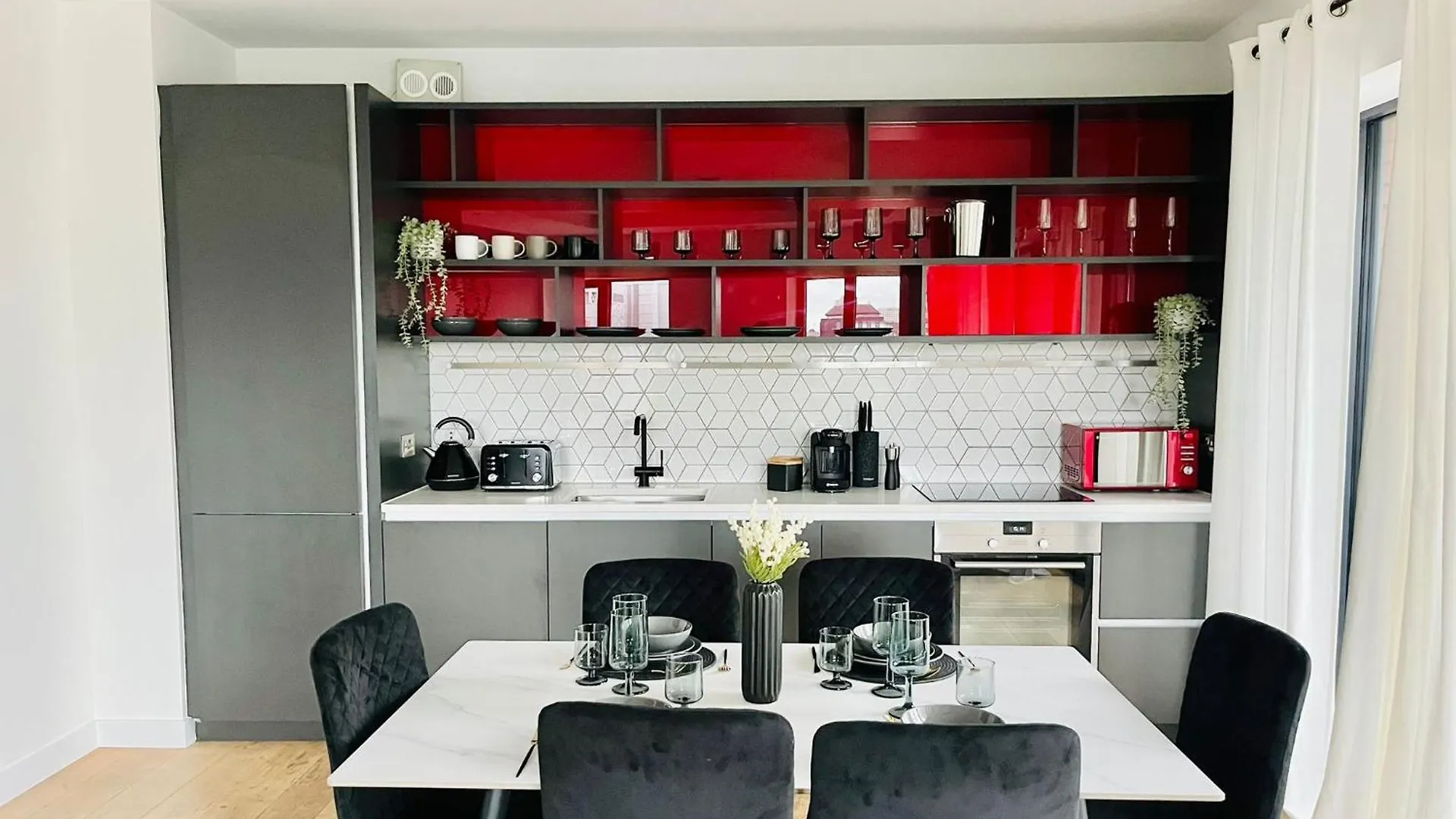 Serene Island Haven - Spacious, Scenic & Well-Located London Apartment