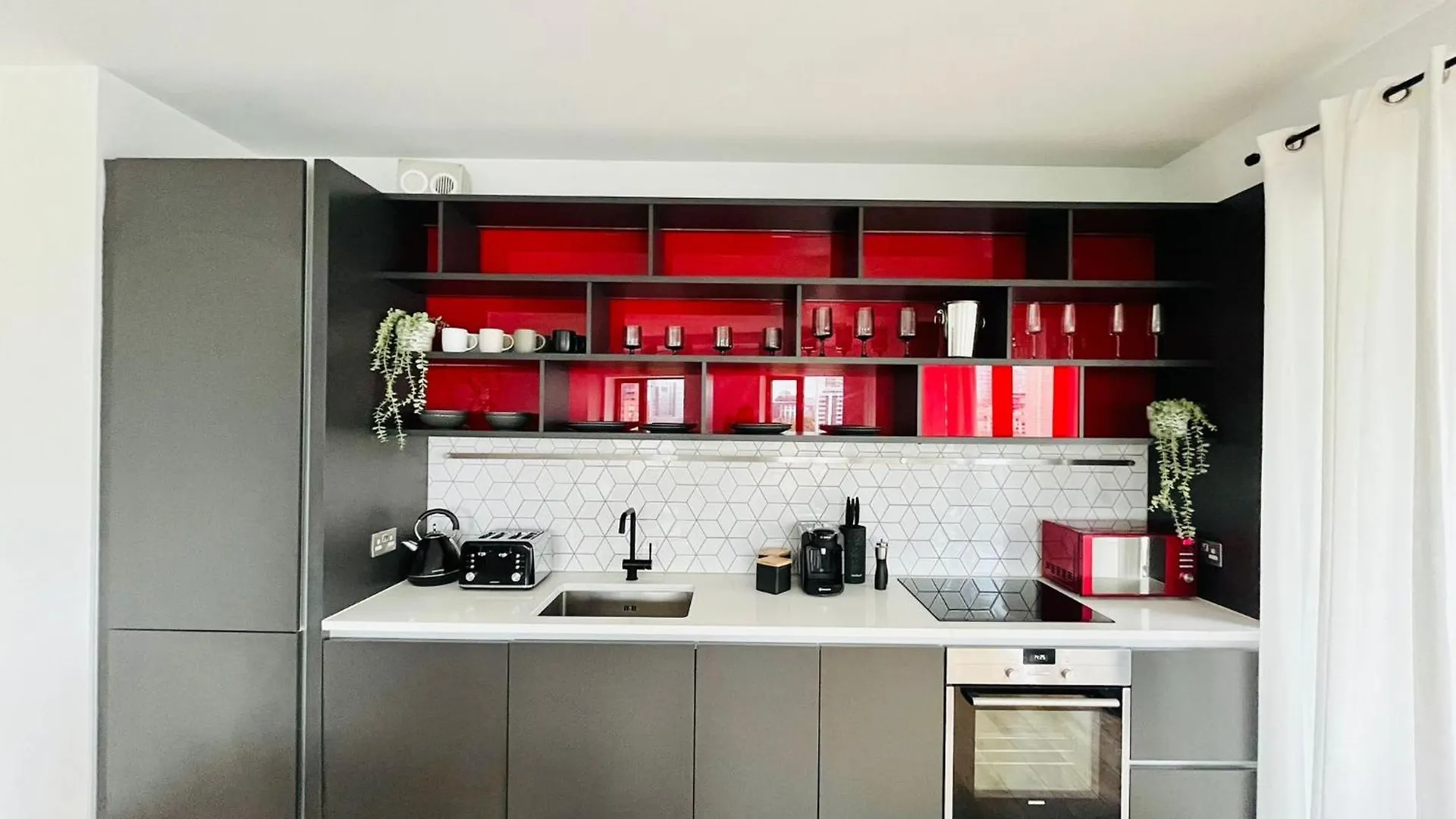 Serene Island Haven - Spacious, Scenic & Well-Located London 0*,  United Kingdom