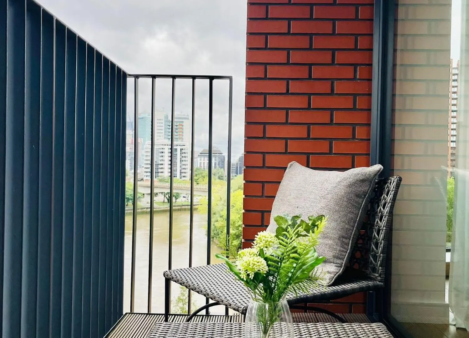 Serene Island Haven - Spacious, Scenic & Well-Located London Apartment